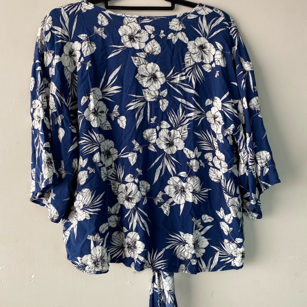 Como Blu Floral Blue & White Tie-Front Blouse | Size XL | Tropical Hibiscus Top - Picture 4 of 7